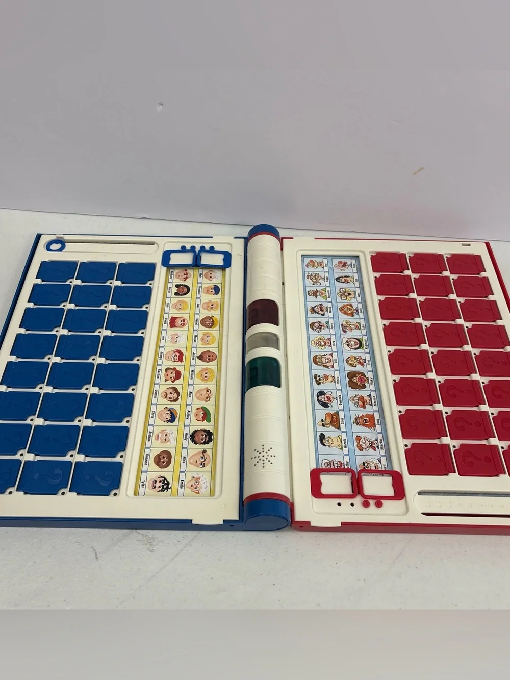 Guess Who?Milton Bradley Electronic  Classic Retro Travel Game 2007 Not Working